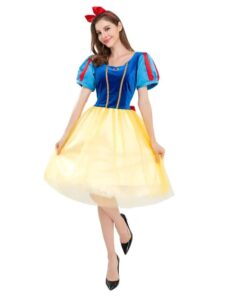 une femme avec la Robe Princesse Jaune & Bleu Velours