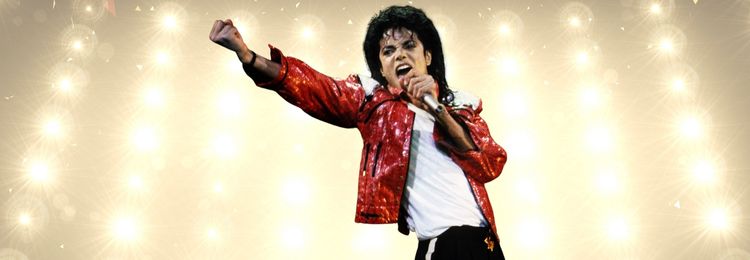 Michael Jackson en pleine performance sur scène dans les années 80, vêtu d’une veste rouge brillante à épaulettes, d’un pantalon noir et d’un t-shirt blanc, illustrant un style scénique iconique et spectaculaire.