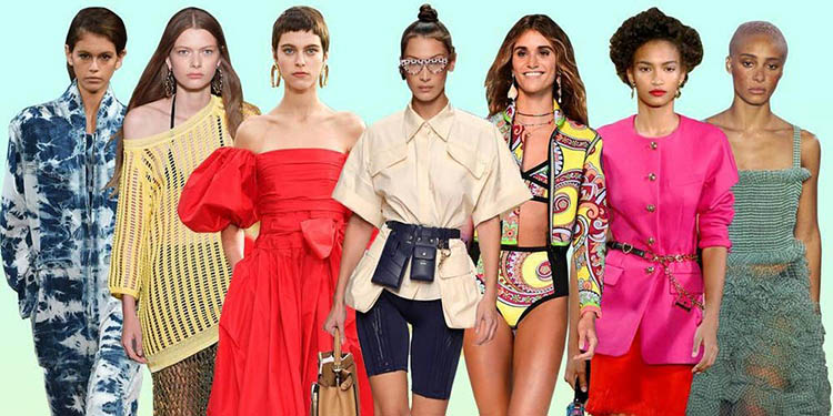 Défilé de mode avec mannequins portant des tenues inspirées des années 80 : looks flashy, motifs psychédéliques, épaulettes, couleurs vives et pièces oversized dans un style rétro assumé.