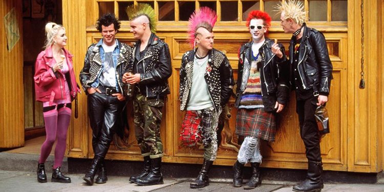 Style punk années 80 – Crêtes colorées, vestes en cuir cloutées, pantalons militaires et looks rebelles en groupe
