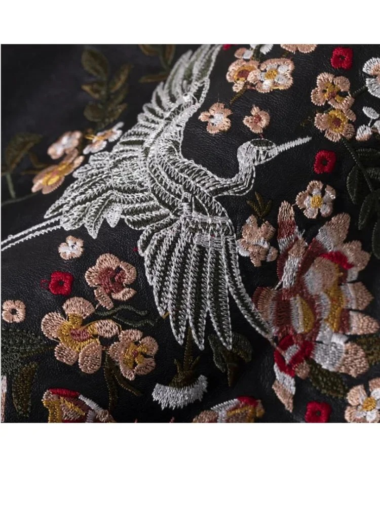 la broderie sur la Veste année 80 noire brodée