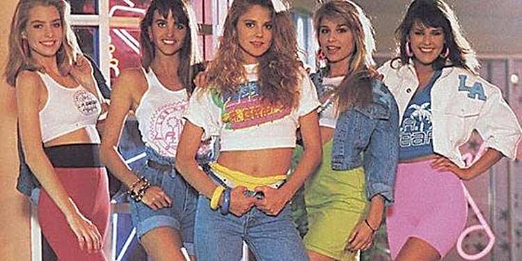 Tenues fluo et crop tops de jeunes femmes dans les années 80
