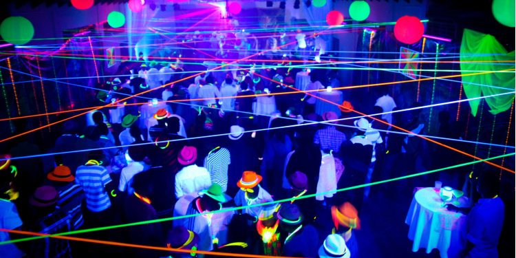 des gens lors d'une soirée années 80