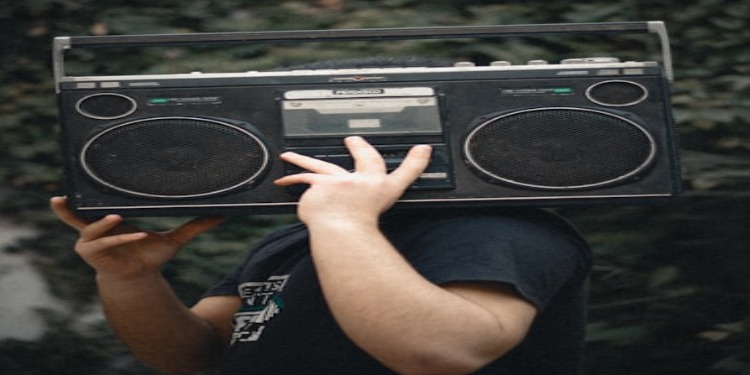 un homme avec une boombox