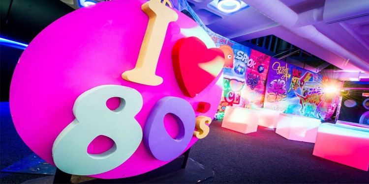 Comment organiser une soirée à thème années 80? | Déguisement 80's