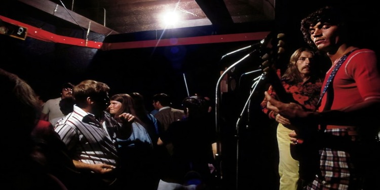 un groupe de rock en spectacle