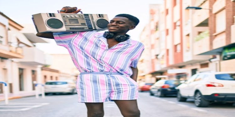 une homme afro américain avec une boombox