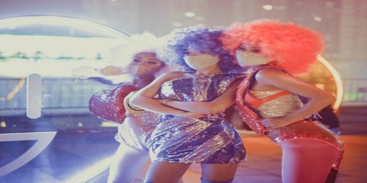 2 femmes portant des vêtements disco